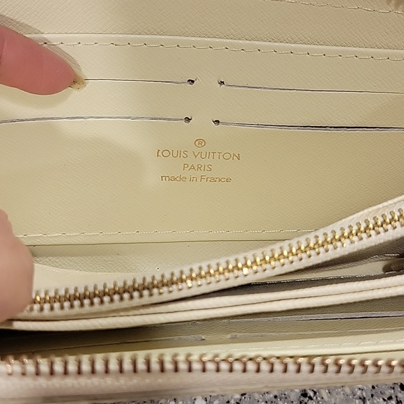 Louis Vuitton Cream and Gray Checkered Zip Wallet - Picture 5 of 8